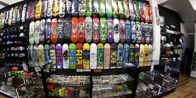 Variedade de peças e atendimento especializado. Procure a skateshop da sua área.