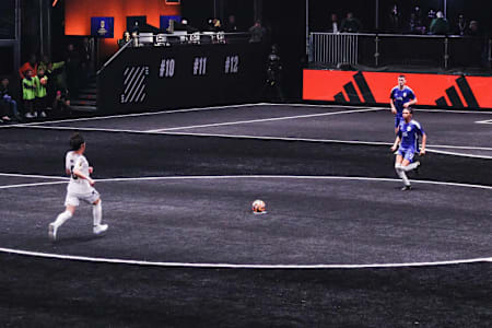 Des participants s’affrontent lors de la compétition de football Kings League.