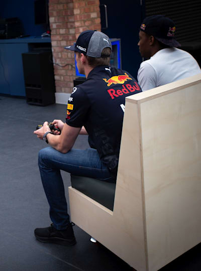 Max Verstappen und Ryan Pessoa spielen eine Runde FIFA bei Red Bull Gaming Sphere, 2018.