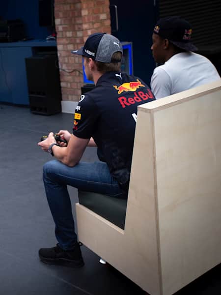 Max Verstappen und Ryan Pessoa spielen eine Runde FIFA bei Red Bull Gaming Sphere, 2018.
