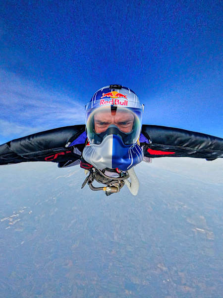 Sebastián Álvarez volando por los aires con un traje de alas personalizado.