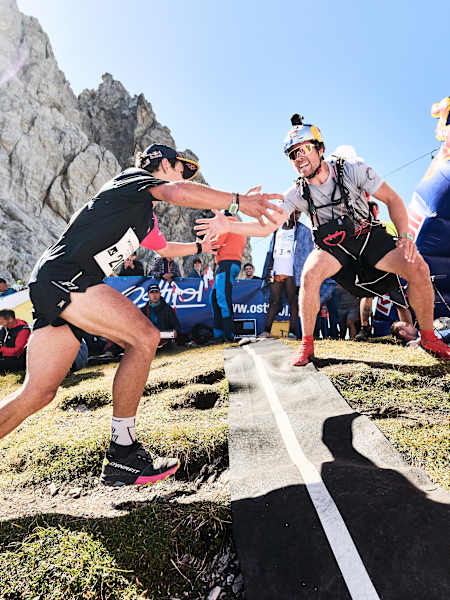 Am 9. September 2023 powern sich Luka Kovačič, Andrea Verona und Patrick von Känel vom Team Red Bull beim Red Bull Dolomitenmann in Lienz, Österreich, durch die intensive Staffel