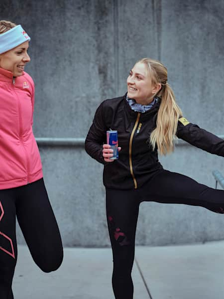 Ida Mathilde Steensgaard estira durante una sesión de entrenamiento en Copenhague, sosteniendo una lata de Red Bull