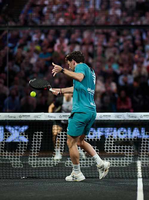 Franco Stupaczuk durante los cuartos de final de la Premier Padel P2 en Bruselas, Bélgica, el 24 de abril de 2026