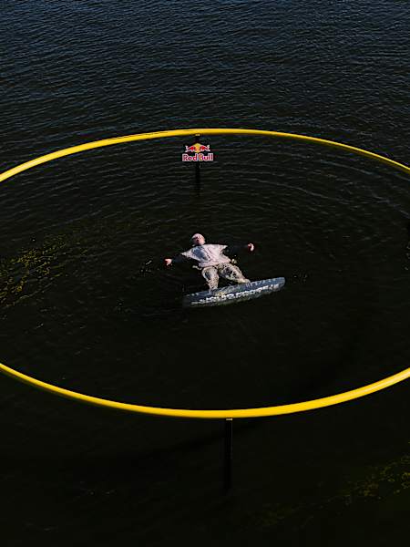 Am 30. April 2026 verblüfft Felix Georgii in Duisburg, Deutschland, mit dem ersten 360-Rail-Wakeboard-Hit, der in Red Bulls ikonischem gelben Ring auf dem Wasser aufgenommen wurde