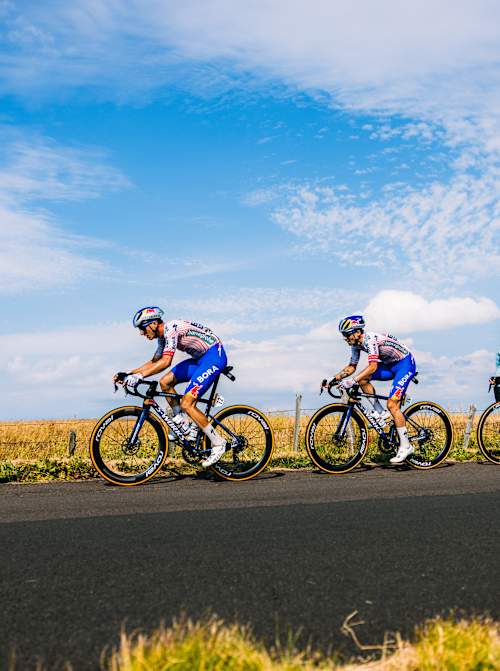 Il 14 luglio 2025, Florian Lipowitz e Primož Roglič del Team Red Bull - BORA - hansgrohe sfrecciano attraverso la Francia nella decima tappa del Tour de France, da Le Mont-Dore a Puy de Sancy.