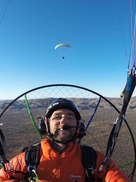 Ross Turner se hace un selfie durante un viaje en paramotor al centro de Australia.