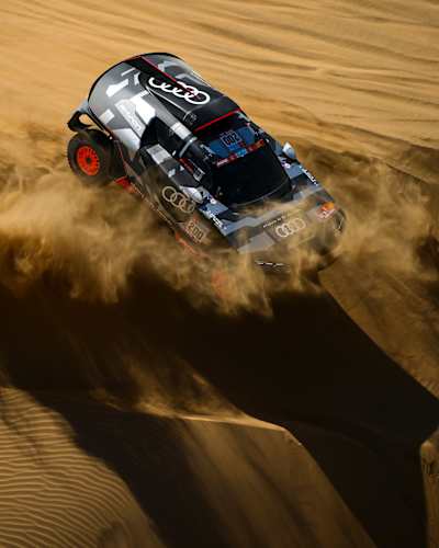 Stéphane Peterhansel y Edouard Boulanger en el Audi RS Q e-tron del Team Audi Sport durante la Etapa 11 del Rally Dakar 2022 alrededor de Bisha, el 13 de enero de 2022 en Bisha, Arabia Saudí.