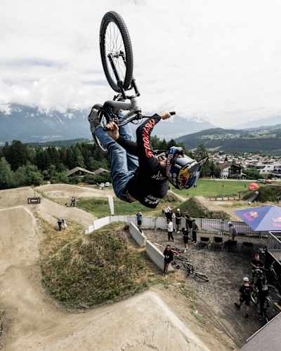 Emil Johansson tritt beim Crankworx Slopestyle in Innsbruck, Österreich, am 23. Juni 2023 auf.