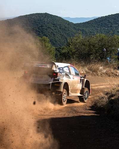 Elfyn Evans y su copiloto Scott Martin en el Acrópolis Rally Grecia en Lamia el 10 de septiembre de 2023