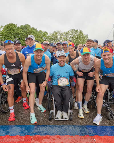 Una oleada de atletas decididos y participantes en silla de ruedas se reúnen en la línea de salida de la carrera Wings for Life World Run 2025 en Múnich, Alemania.