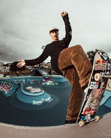 Danny León performs a blunt front at Red Bull Bowl Rippers in Marseille, France on October 2, 2020