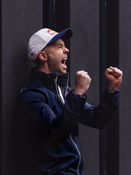 El streamer español David TheGrefg Cánovas posa para una foto el día de su presentación como atleta Red Bull.