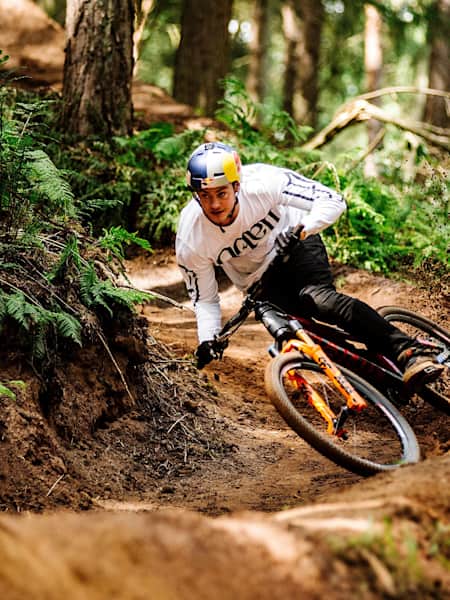 Matt Jones dirt jumping with no tyres