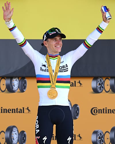 Le cycliste belge Remco Evenepoel, de l'équipe Red Bull - BORA - hansgrohe, célèbre sa victoire d'étape sur le podium lors de la 113e édition du Tour de France 2026.