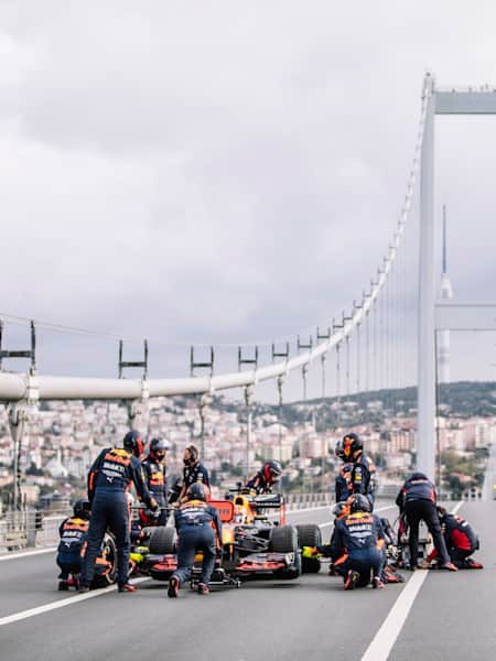 The Red Bull Racing team prepare for a pitstop during Project Istanbulls in Istanbul, Turkey on November 10, 2020.