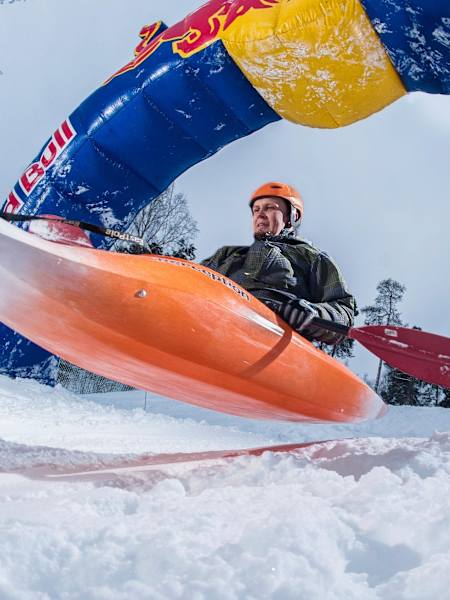 Ahti Reinup en kayak sur la neige.