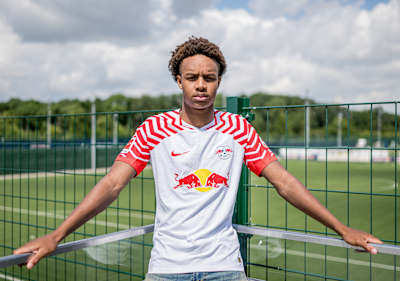 Assan Ouedraogo bei der Foto-Session nach der Ankunft in Leipzig.