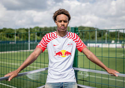 Assan Ouedraogo bei der Foto-Session nach der Ankunft in Leipzig.