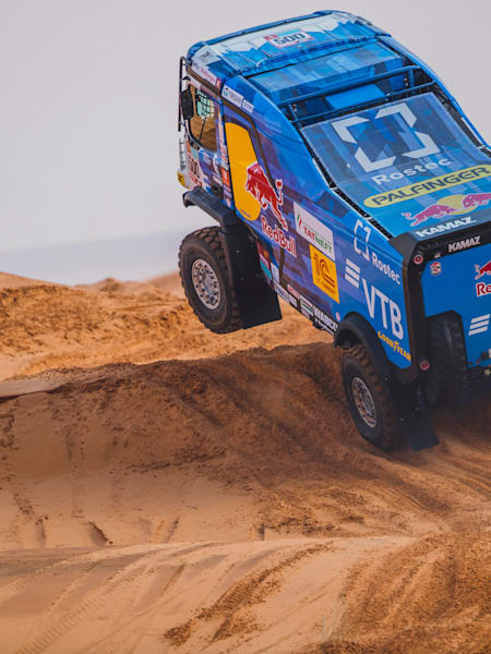 Дмитрий Сотников продолжил защиту титула победой на 10-м этапе "Дакар"