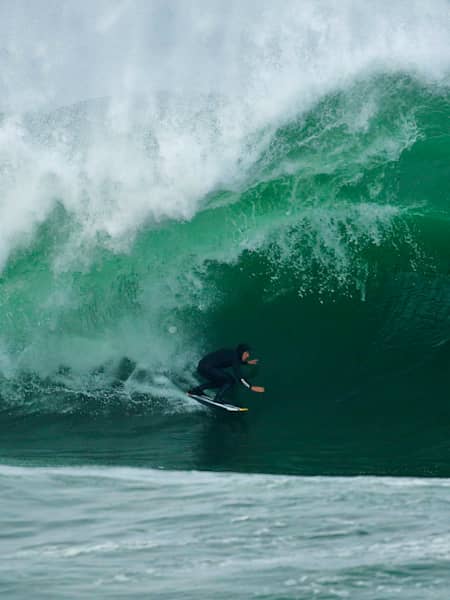 Natxo González surfea en una de las olas más peligrosas de Euskadi