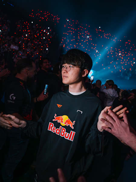 T1'ın Faker'ı, Paris'te düzenlenen Red Bull League of Its Own 2024'te sahneye çıkarken taraftarları selamlıyor.
