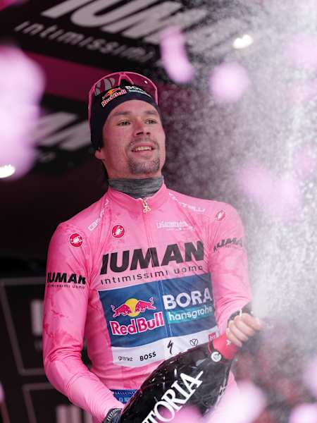 Primož Roglič draagt het roze in de Giro d'Italia 2025