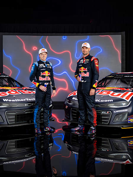 Les pilotes de NASCAR Connor Zilisch et Shane van Gisbergen se tiennent de bout près de leurs voitures à Charlotte.