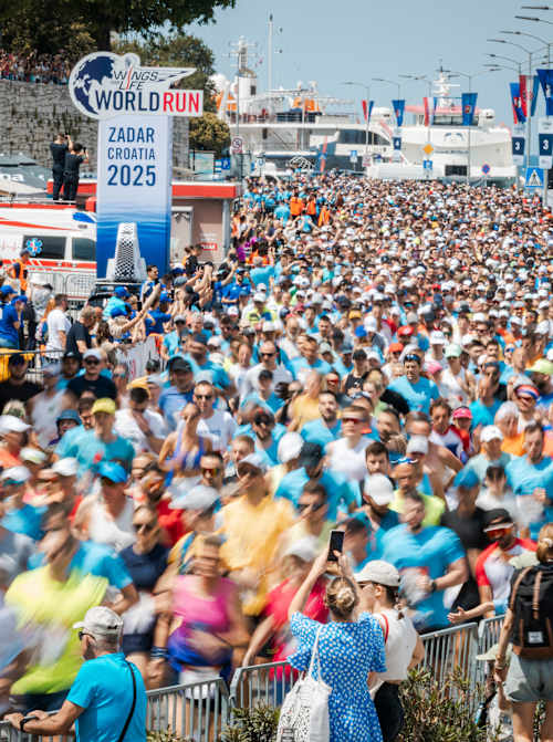 Tausende von Läufer:innen strömen am 5. Mai 2025 durch Zadar, Kroatien, um beim Wings for Life World Run Flagship Run den Abenteuergeist von Red Bull zu feiern.
