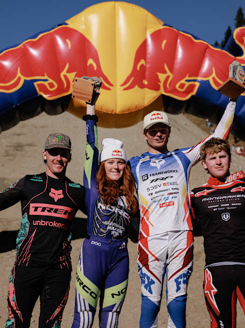 Die Sieger Gracey Hemstreet und Asa Vermette zusammen mit Lachie Stevens-Mcnab und Oli Clark beim Red Bull Hardline in British Columbia, Kanada, am 16. Oktober 2026.