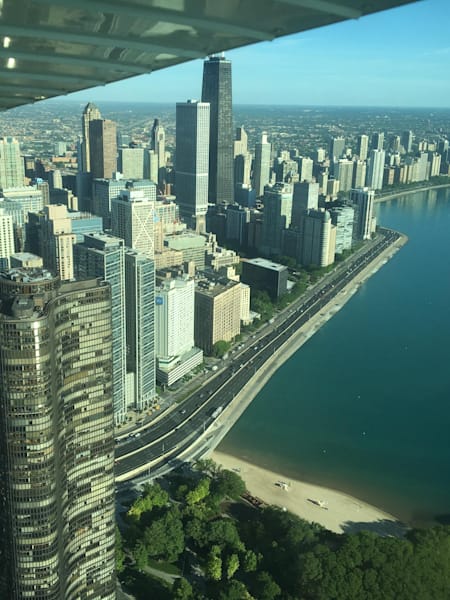 Mała Cessna nad wielkim miastem