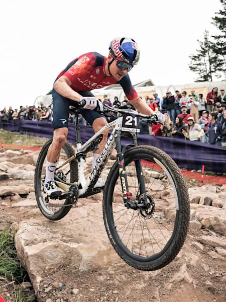 Tom Pidcock roule sur la piste de la Coupe du monde UCI de VTT cross-country 2023 à Snowshoe, aux États-Unis.