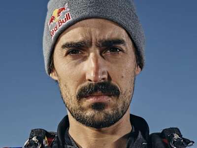 L'Autrichien Marco Waltenspiel pose avec sa wingsuit en novembre 2016.