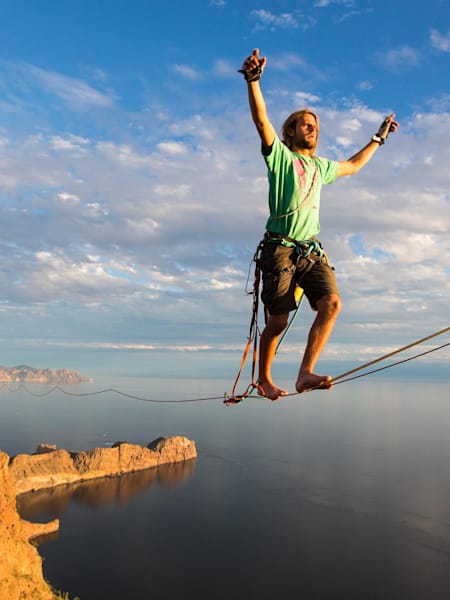 Alexander Schulz slacklines in Tetakawi, Mexico.