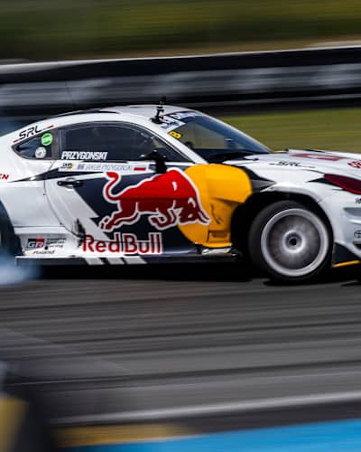 Jakub Przygonski treibt sein Driftauto durch eine verrauchte Kurve bei den Drift Masters 2025 in Madrid, Spanien