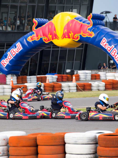 Des pilotes de karting s'affrontent lors d'une compétition.