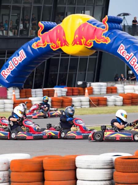 Des pilotes de karting s'affrontent lors d'une compétition.
