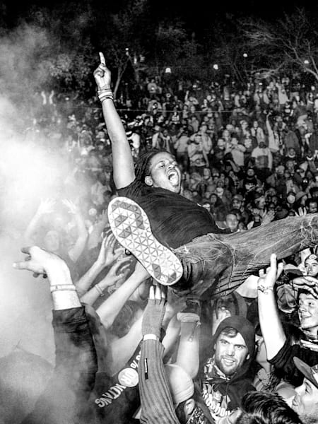 Crowdsurfen im Festival-Sommer