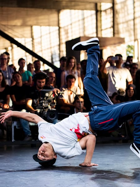 Shigekix se mantiene sobre la cabeza y una mano.