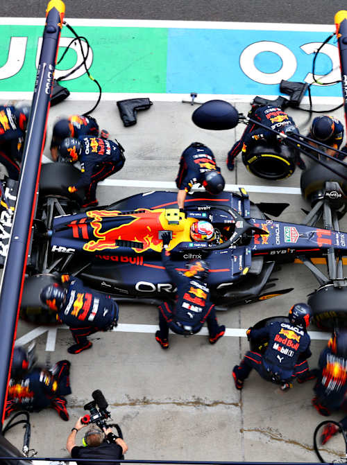 Sergio Perez, da Oracle Red Bull Racing, nos boxes durante o Grande Prêmio da Hungria de F1 em Hungaroring, em 31 de julho de 2022, em Budapeste, Hungria. (Foto de Mark Thompson/Getty Images)
