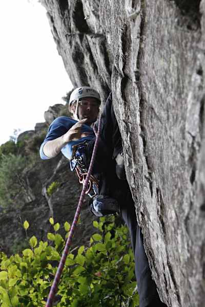 Kletterer am Fels im Schwarzwald.