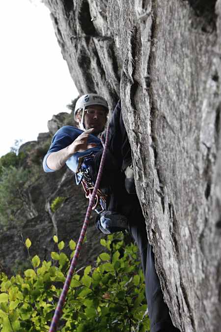 Kletterer am Fels im Schwarzwald.