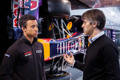Jann Mardenborough discute avec le responsable du programme chez Red Bull.