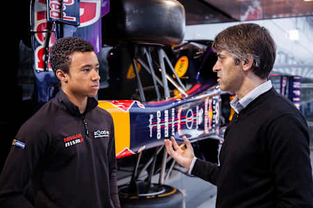 Jann Mardenborough discute avec le responsable du programme chez Red Bull.