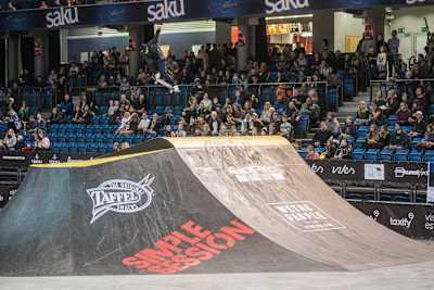 Yuto Horigame hace un Backside 360 Nosegrab en la Simple Session 17.