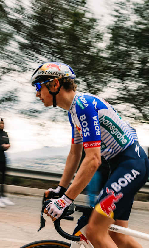 Emil Herzog von Red Bull - BORA - hansgrohe fährt in Valencia, Spanien, während der 4. Etappe der 77. Volta Comunitat Valenciana am 7. Februar 2026 und zeigt damit den lebendigen Renngeist des Teams