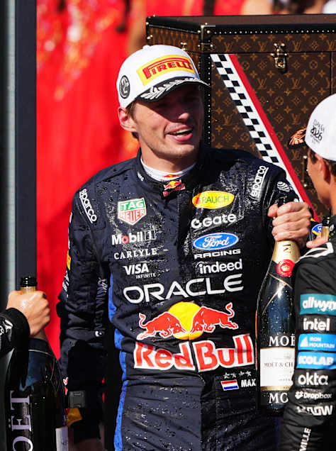 Kimi Antonelli, Max Verstappen i Lando Norris razgovaraju na postolju tijekom F1 Velike nagrade Španjolske na stazi Madring 13. rujna 2026. u Madridu, Španjolska.
