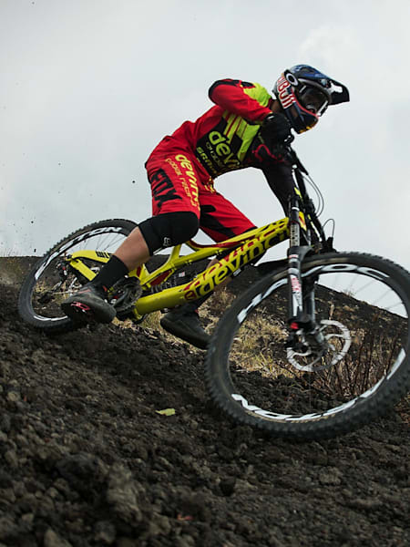 Por dentro da aventura do biker descendo um vulcão