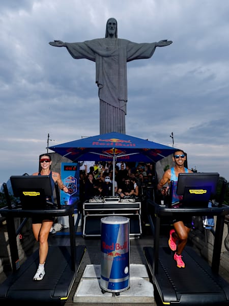 Des athlètes courent face au Christ Rédempteur de Rio lors du Red Bull 24 horas, un défi unique sur tapis de course.