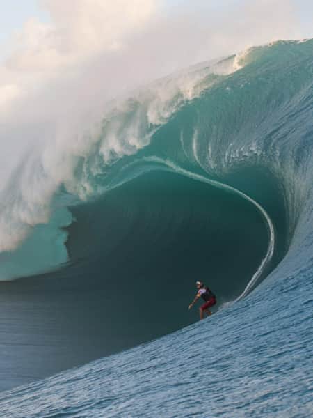 Le surfeur Mexicain Carlos Nogales ride la vague de Teahupoo à Tahiti en 2015.